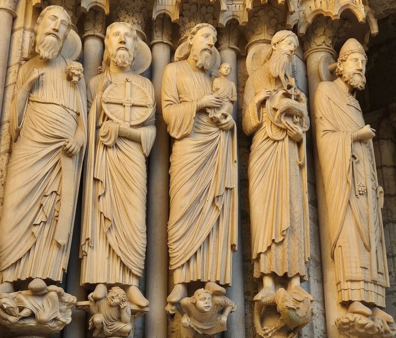La ville médiévale dans les vitraux et les sculptures : un langage de pierre et de lumière